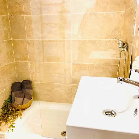 Bernegal Moneyba, Hot Tub, Piscina Y Jardin Apartman