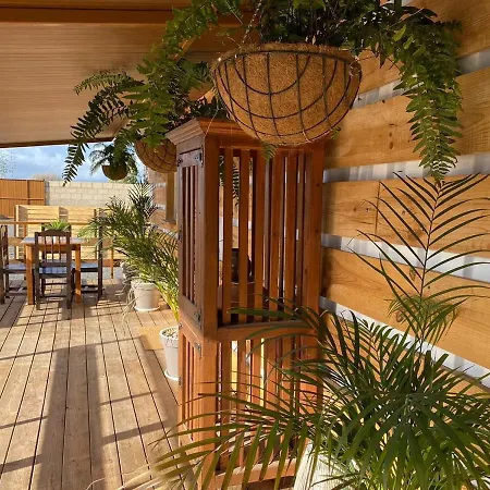 Bernegal Moneyba, Hot Tub, Piscina Y Jardin Apartman